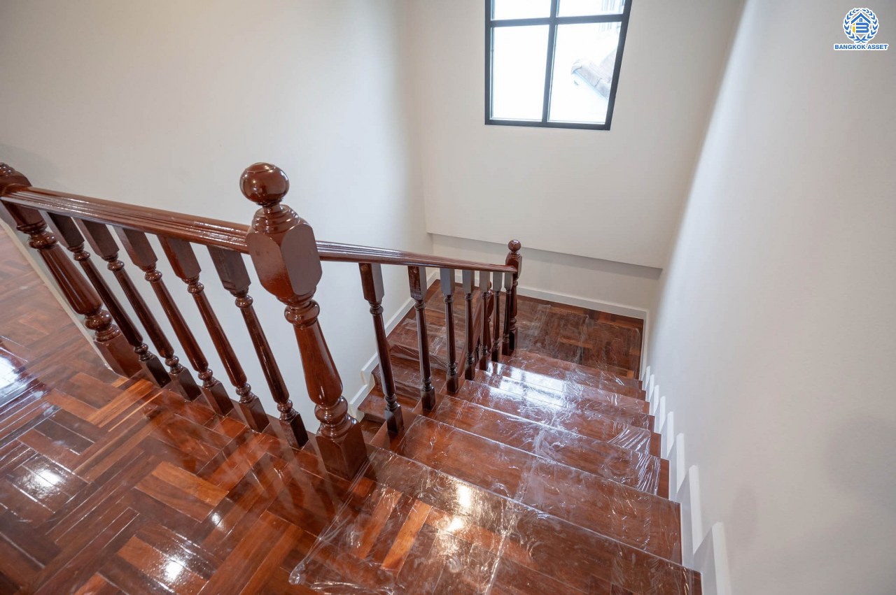 บ้านมือสองตกแต่งใหม่ โครงการ กฤษดานคร18 พุทธมณฑลสาย3 เนื้อที่ 80 ตร.ว. บนพื้นที่ใช้สอยมากถึง 272.57 ตร.ม. อีกระดับของฟังก์ชัน 4 ห้องนอน 3 ห้องน้ำ จอดรถได้ 2 คัน บรรยากาศสุด Private บนทำเลศักยภาพเชื่อมต่อหลายเส้นทาง ใกล้เซ็นทรัลปิ่นเกล้า ม.มหิดล และทางด่วน "ศรีรัช"